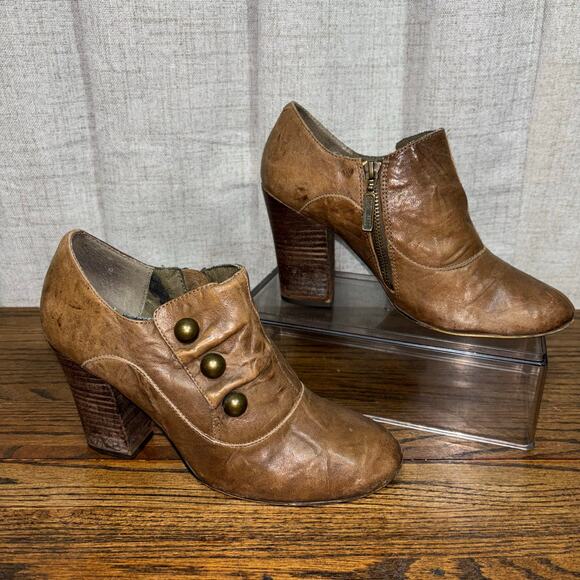 Anthro Seychelles Cognac Brown Distressed Leather Bootie w/Brass Buttons Size 9 - Picture 1 of 10